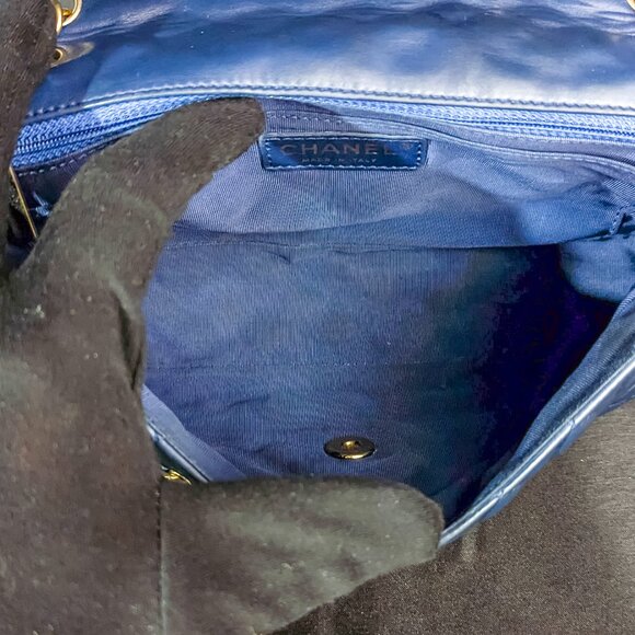 RARE! CHANEL Valentine's Charms Matelasse Quilted Lambskin CC in Blue - Picture 11 of 15